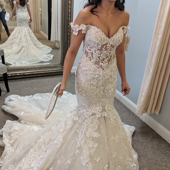 Wedding dress - Picture 1 of 2